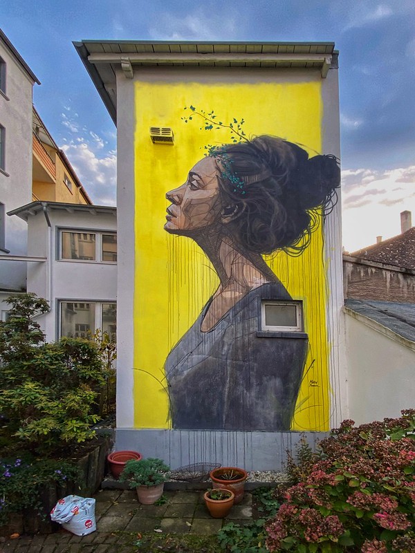 Street art - Woman In Profile - Hagen, Wehringhausen, Germany.